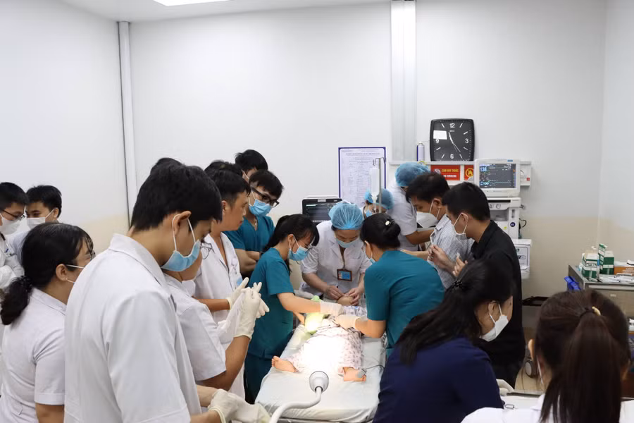 Đội ngũ bác sĩ xạ trị, kỹ sư y vật lý, kỹ thuật viên xạ trị, và ê-kíp gây mê tiến hành xạ trị thành công lần đầu cho bệnh nhi. (Ảnh: BVCC) Đội ngũ bác sĩ xạ trị, kỹ sư y vật lý, kỹ thuật viên xạ trị, và ê-kíp gây mê tiến hành xạ trị thành công lần đầu cho bệnh nhi. (Ảnh: BVCC)