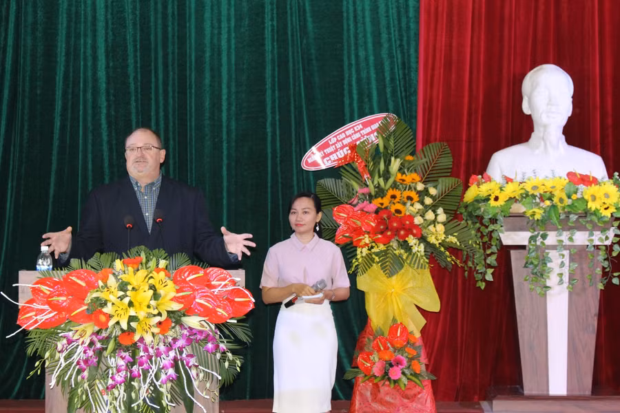 Ông Kevin Loebbaka - Giám đốc Tập đoàn UAC tham dự Lễ trao bằng tốt nghiệp tại trường Đại học Bách khoa – Đại học Đà Nẵng và chính thức đặt hàng đào tạo nguồn nhân lực chất lượng cao cho Dự án