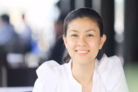 Chan dung nguoi phu nu ben canh Phuoc Sang khi vo no - Anh 10