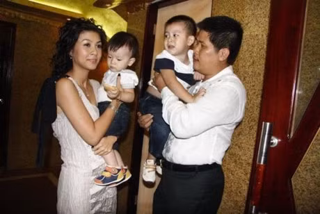 Chan dung nguoi phu nu ben canh Phuoc Sang khi vo no - Anh 8