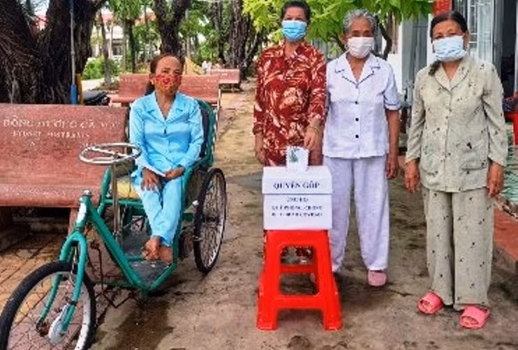 Các cụ già sống tại Trung tâm bảo trợ xã hội tỉnh Cà Mau dùng tiền tiết kiệm đóng góp cho Quỹ vắc xin Covid-19. Ảnh: CTV.
