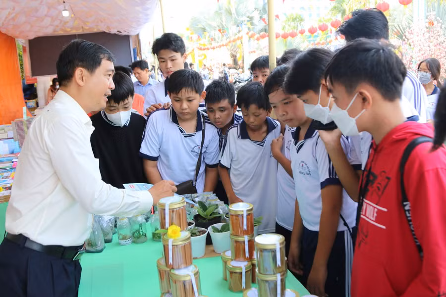 Trường ĐH Kiên Giang tham gia trưng bày các mô hình, mẫu vật, các sản phẩm khởi nghiệp của sinh viên; giới thiệu thông tin, hình ảnh trường...