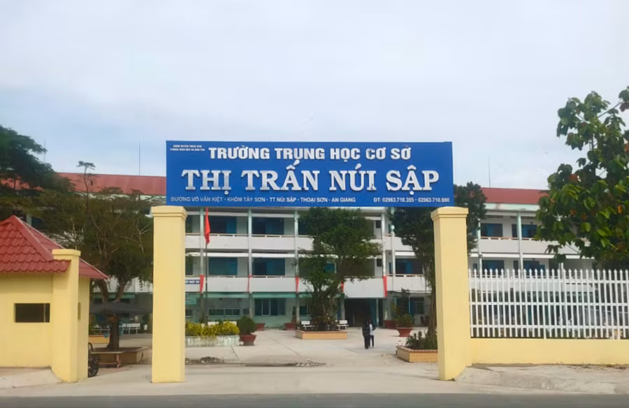 Trường THCS thị trấn Núi Sập nơi xảy ra vụ việc 15 học sinh ăn "kẹo lạ" phải nhập viện. Trường THCS thị trấn Núi Sập nơi xảy ra vụ việc 15 học sinh ăn "kẹo lạ" phải nhập viện.
