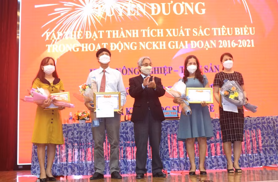 PGS.TS Lương Minh Cừ, Hiệu trưởng Trường ĐH Cửu Long trao giấy khen cho tập thể đạt thành tích xuất sắc trong hoạt động NCKH.