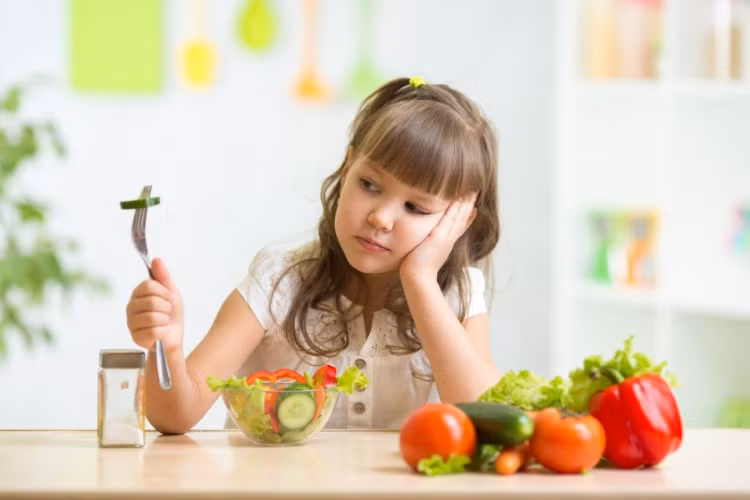 Cha mẹ cần trở thành hình mẫu để con noi theo nếu muốn trẻ ăn uống lành mạnh. Ảnh minh họa.