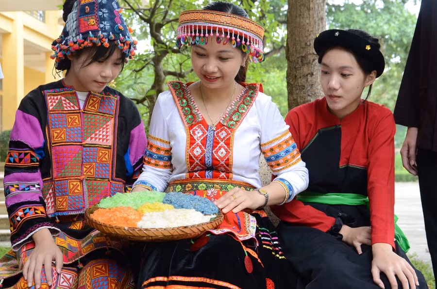 Cô và trò trường THCS Phan Thiết giới thiệu về món xôi ngũ sắc của dân tộc Tày 