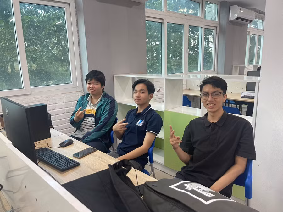 Lê Ngọc Bảo Anh (giữa) cùng các thành viên đội BKDN.LeaderTurnsBack.