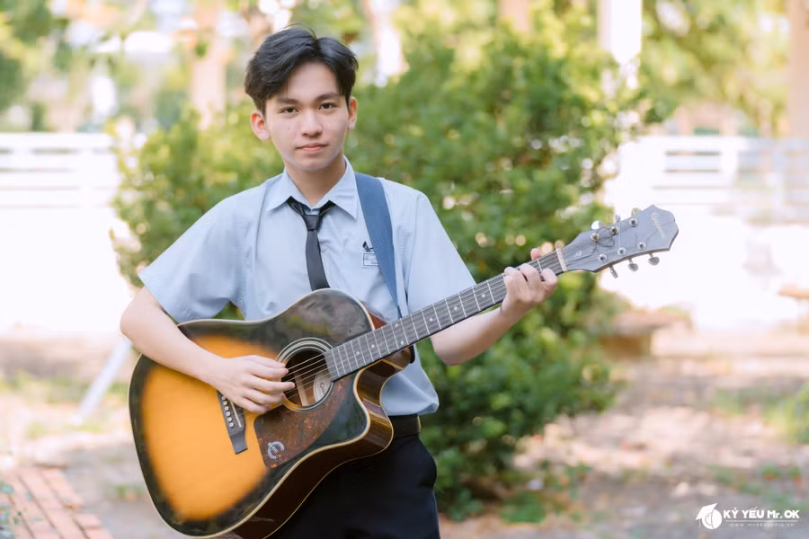 Ngoài đam mê Tin học, Lê Ngọc Bảo Anh còn có sở thích chơi đàn và ca hát. (Ảnh: NVCC)