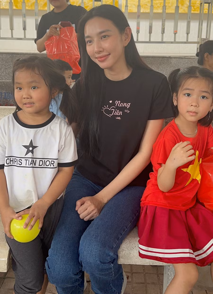 Hoa hậu Thuỳ Tiên tiếp tục trao 4 sân chơi tại Ninh Bình, Thái Bình, Vĩnh Phúc và Phú Thọ. Hoa hậu Thuỳ Tiên tiếp tục trao 4 sân chơi tại Ninh Bình, Thái Bình, Vĩnh Phúc và Phú Thọ.