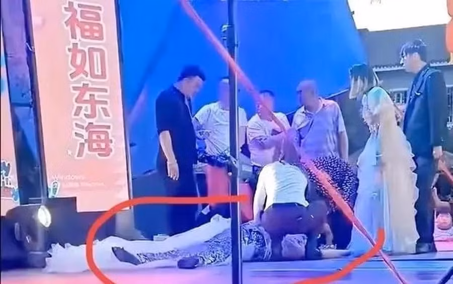 Dù được sơ cứu và đưa tới bệnh viện nhưng nữ ca sĩ không qua khỏi. Dù được sơ cứu và đưa tới bệnh viện nhưng nữ ca sĩ không qua khỏi.