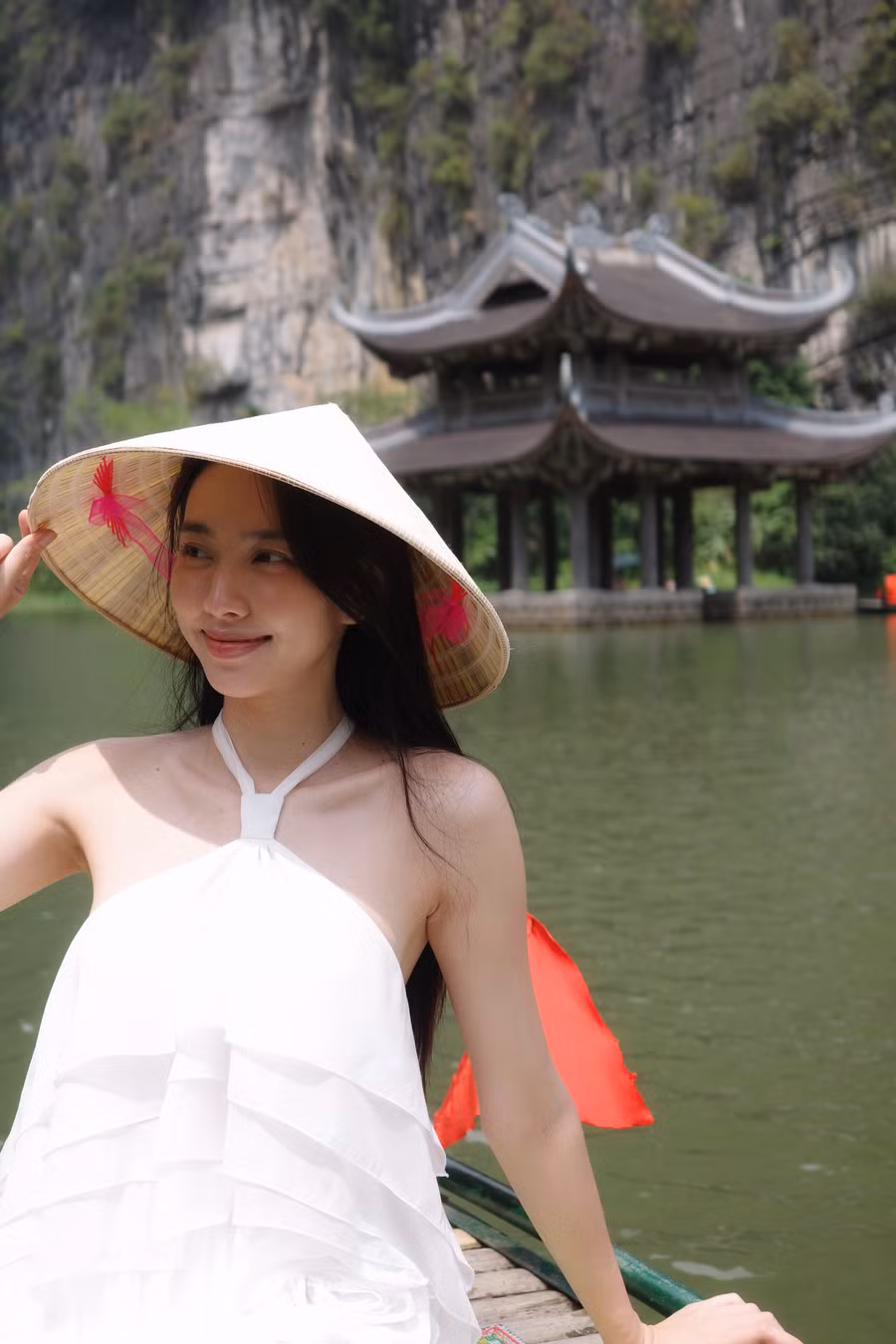 Hoa hậu Thuỳ Tiên khoe visual cực đỉnh, nhan sắc trong veo tại Tràng An sau chuyến từ thiện. Hoa hậu Thuỳ Tiên khoe visual cực đỉnh, nhan sắc trong veo tại Tràng An sau chuyến từ thiện.
