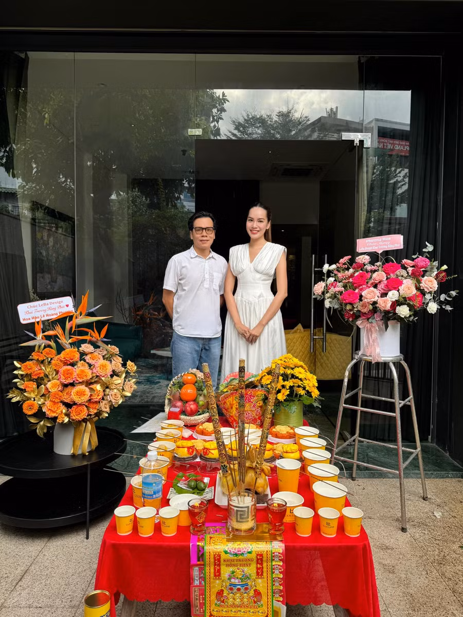 Lê Hoàng Phương mở công ty thứ 2 trong nhiệm kỳ hoa hậu. Lê Hoàng Phương mở công ty thứ 2 trong nhiệm kỳ hoa hậu.