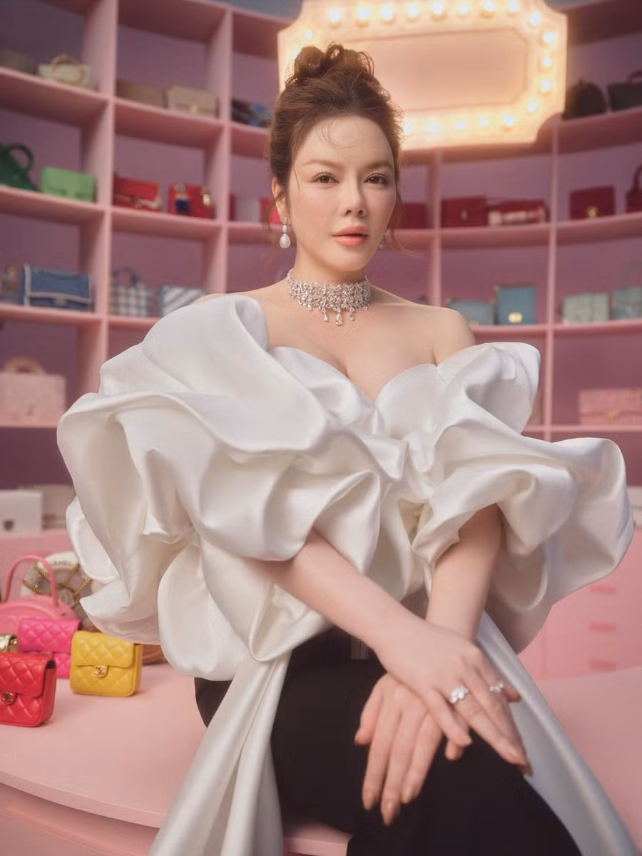 Lý Nhã Kỳ là mỹ nhân sở hữu nhiều bộ trang sức kim cương quý giá bậc nhất showbiz Việt. Lý Nhã Kỳ là mỹ nhân sở hữu nhiều bộ trang sức kim cương quý giá bậc nhất showbiz Việt.