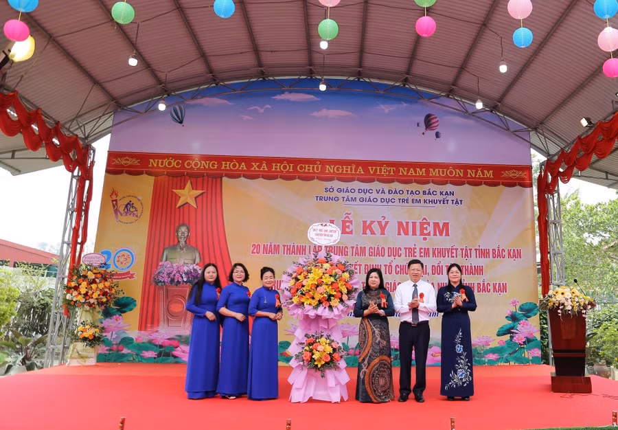 Lãnh đạo Tỉnh ủy, HĐND, UBND tỉnh Bắc Kạn tặng hoa chúc mừng Trung tâm.