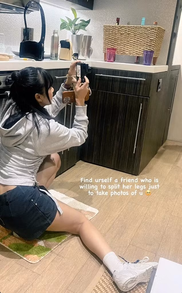 Bạn thân vô tình để lộ bằng chứng về mối quan hệ tình cảm của Lisa.