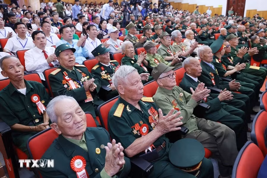 Chiến sỹ Điện Biên, thanh niên xung phong, dân công hỏa tuyến tham dự buổi gặp. (Ảnh: Dương Giang/TTXVN)
