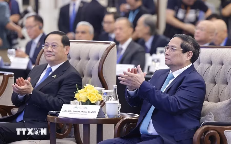Thủ tướng Phạm Minh Chính và Thủ tướng Lào Sonexay Siphandone tham dự Diễn đàn Tương lai ASEAN 2024. (Ảnh: Dương Giang/TTXVN) Thủ tướng Phạm Minh Chính và Thủ tướng Lào Sonexay Siphandone tham dự Diễn đàn Tương lai ASEAN 2024. (Ảnh: Dương Giang/TTXVN)