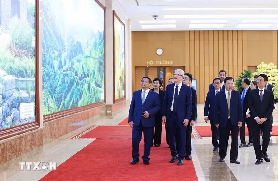 Thủ tướng Phạm Minh Chính và Giám đốc điều hành Tập đoàn Apple Tim Cook tham quan Trụ sở Chính phủ. (Ảnh: Dương Giang/TTXVN)