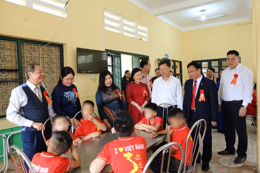 Lãnh đạo Bộ GD&amp;ĐT, lãnh đạo Tỉnh ủy, HĐND, UBND tỉnh, lãnh đạo, nguyên lãnh đạo Sở GD&amp;ĐT thăm hỏi các cháu học sinh học.