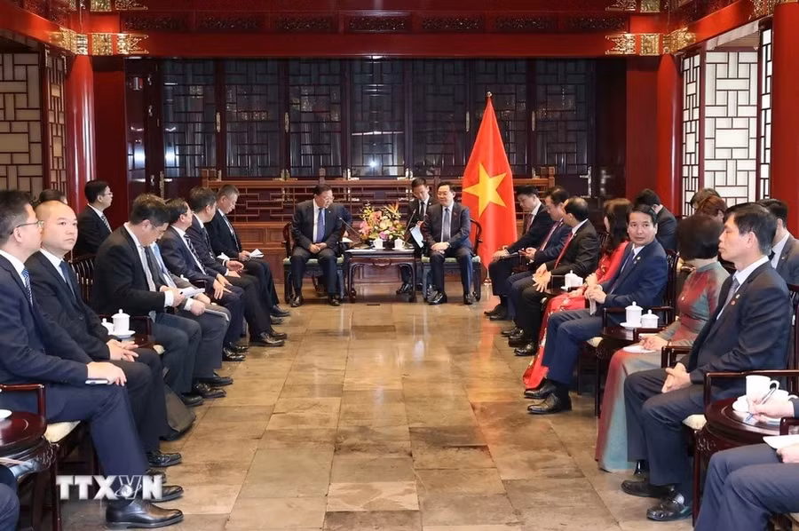 Chủ tịch Quốc hội Vương Đình Huệ tiếp ông Vương Đồng Trụ, Chủ tịch Hội đồng quản trị Tập đoàn xây dựng giao thông Trung Quốc. (Ảnh: Nhan Sáng/TTXVN)