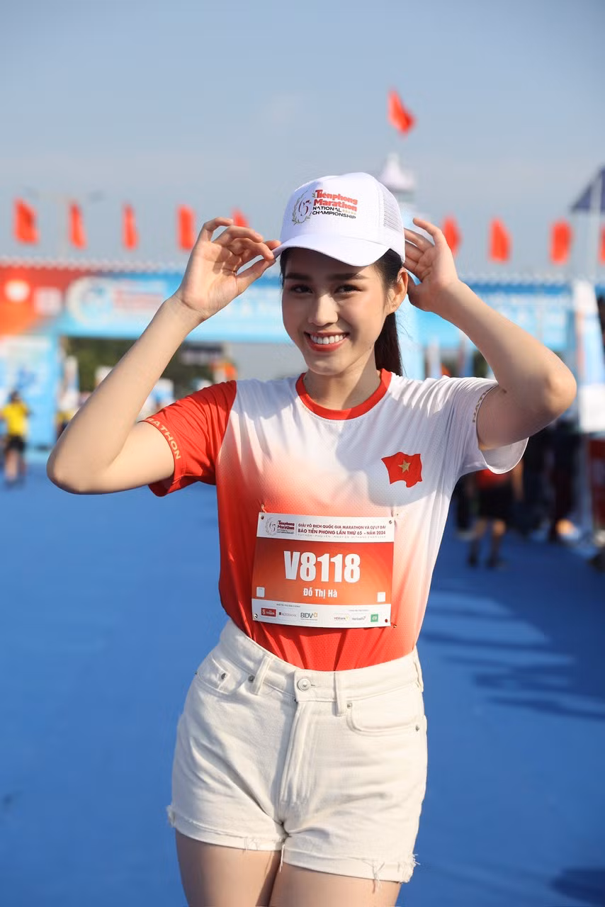 Hoa hậu Đỗ Thị Hà, Thanh Thủy khoe đôi chân thon dài khi tham gia tại Giải chạy diễn ra tại Phú Yên. Hoa hậu Đỗ Thị Hà, Thanh Thủy khoe đôi chân thon dài khi tham gia tại Giải chạy diễn ra tại Phú Yên.