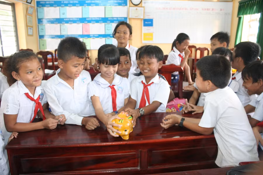 Học sinh Trường TH Hàm Giang B nuôi heo đất.