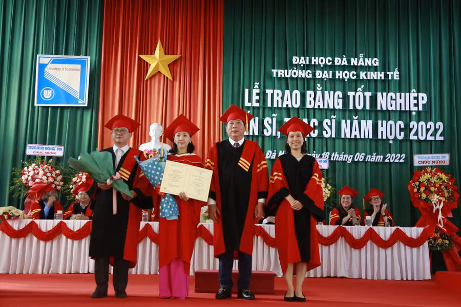 PGS.TS Nguyễn Mạnh Toàn - Hiệu trưởng Trường Đại học Kinh tế, Đại học Đà Nẵng trao bằng cho các tân tiến sĩ.