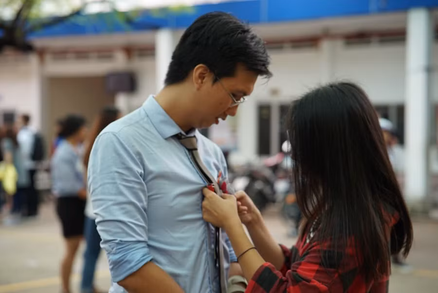 Học trò cài hoa tri ân thầy giáo Phạm Thư Tùng-Trường THPT Ten-Lơ-Man (quận 1) trong ngày lễ 20/11