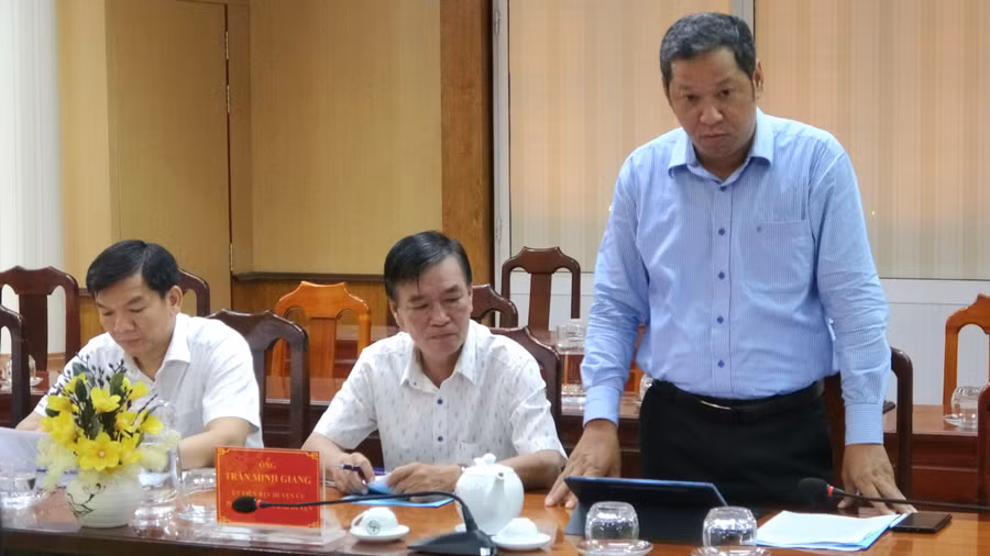 Đại diện lãnh đạo huyện Tri Tôn phát biểu tại buổi tiếp.