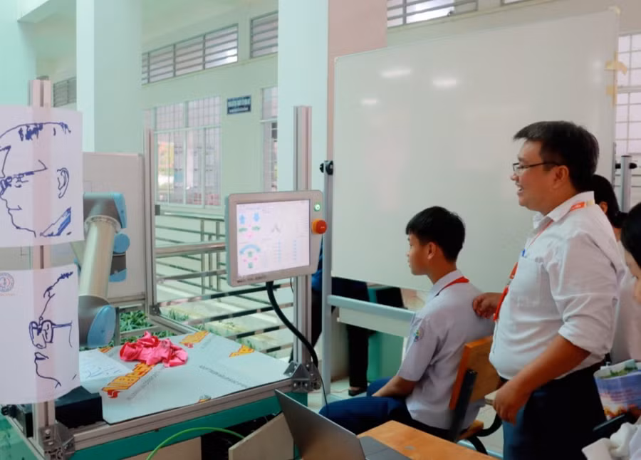 Học sinh tham gia trải nghiệm hoạt động yêu thích.