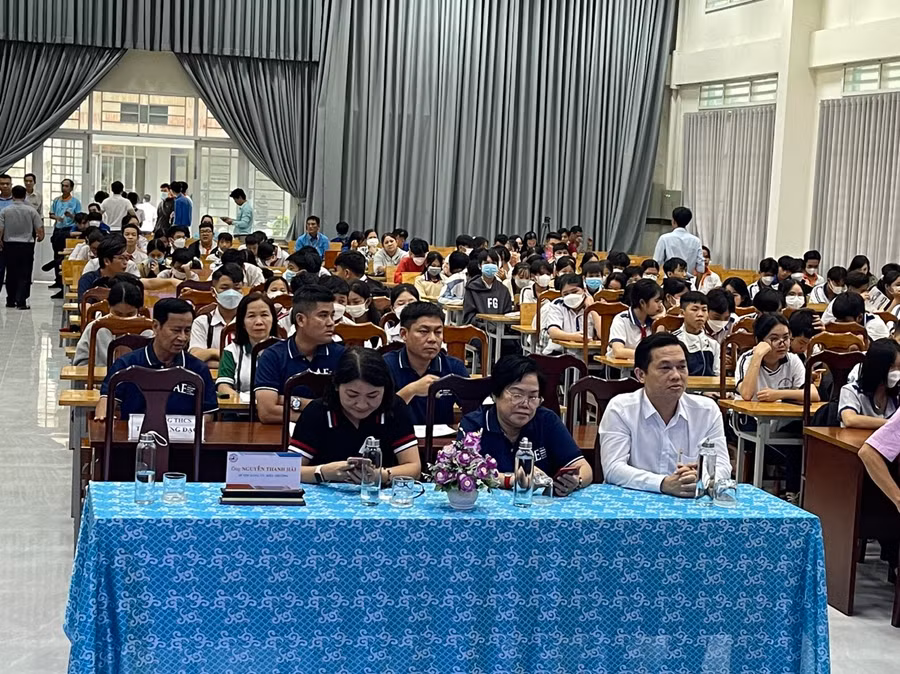 Đại biểu và học sinh các trường THCS tham dự Ngày hội Tư vấn hướng nghiệp, tuyển sinh và trải nghiệp.