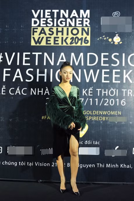 Hai Hoa hau gay phan cam vi trao luu khoe noi y di su kien - Anh 4