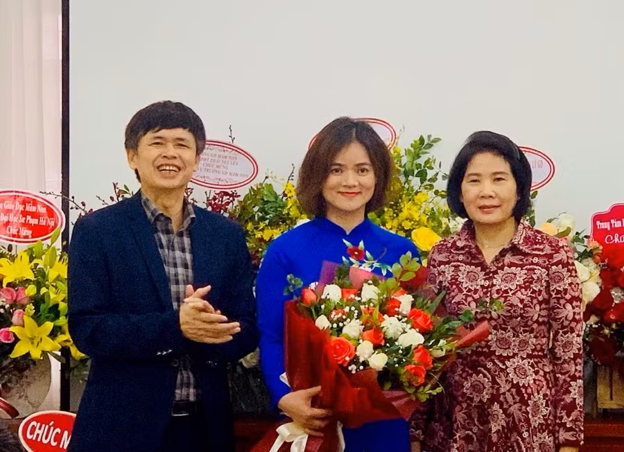 Lãnh đạo Vụ Giáo dục Mầm non tặng hoa chúc mừng tân Phó Vụ trưởng Cù Thị Thủy.