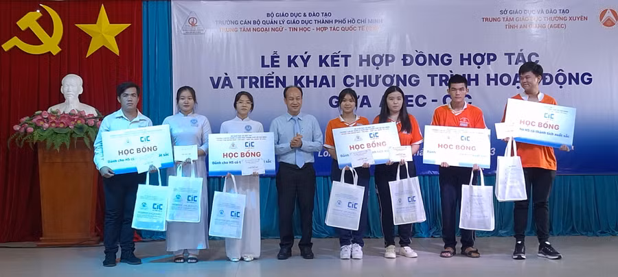 Trung tâm Ngoại ngữ - Tin học - Hợp tác quốc tế trao tặng học bổng cho học sinh An Giang.