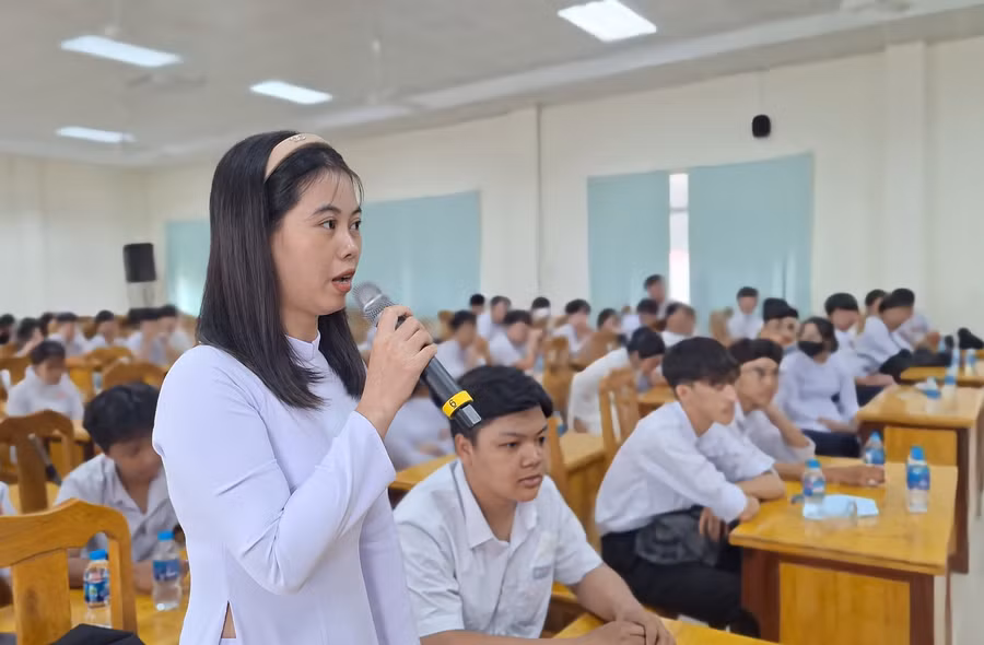 Học sinh, sinh viên trao đổi thông tin về các chương trình du học.