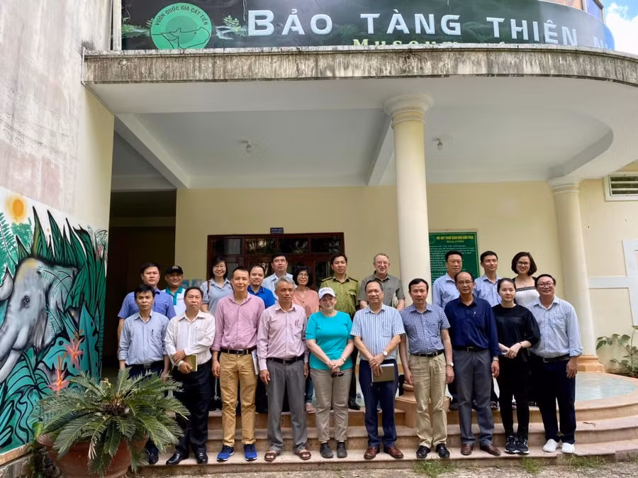 Đoàn cán bộ của Cơ quan phát triển Quốc tế Hoa Kỳ (USAID) và lãnh đạo VQG Cát Tiên chụp ảnh lưu niệm.