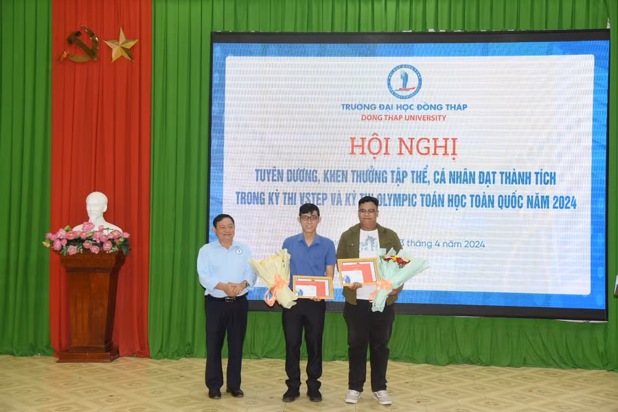 TS Hồ Văn Thống, Hiệu trưởng Trường ĐH Đồng Tháp khen thưởng thí sinh đạt điểm cao trong kì thi VSTEP.