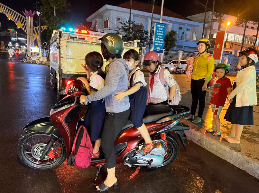 Mẹ con chị Trần Thị Lan được đưa ra khỏi khu vực ngập nước và trở về nhà. Mẹ con chị Trần Thị Lan được đưa ra khỏi khu vực ngập nước và trở về nhà.