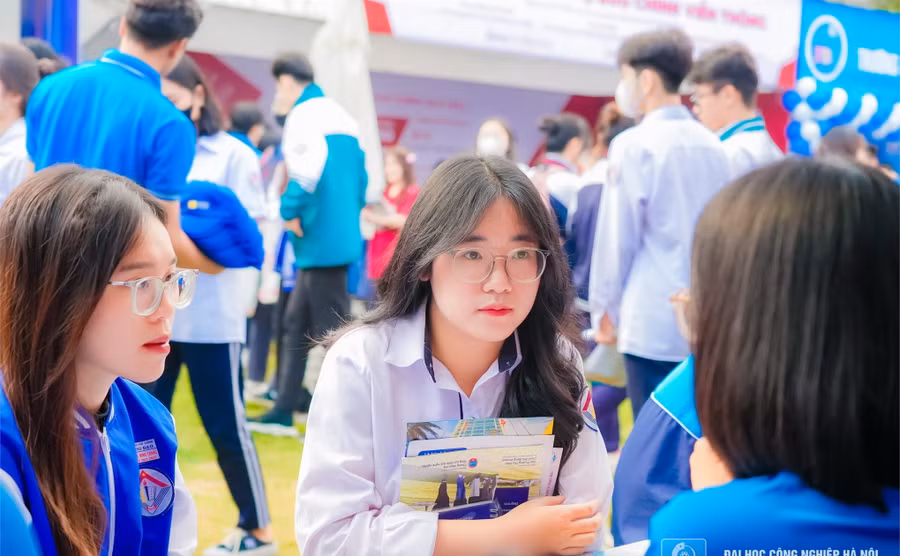 Học sinh tham gia chương trình tư vấn tuyển sinh do Trường ĐH Công nghiệp Hà Nội tổ chức. Ảnh: NTCC