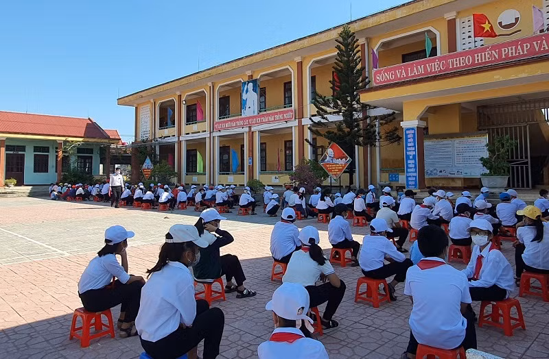Các trường học linh hoạt cho học sinh tựu trường theo khối lớp, khu vực bảo đảm giãn cách, phòng chống dịch Covid-19.