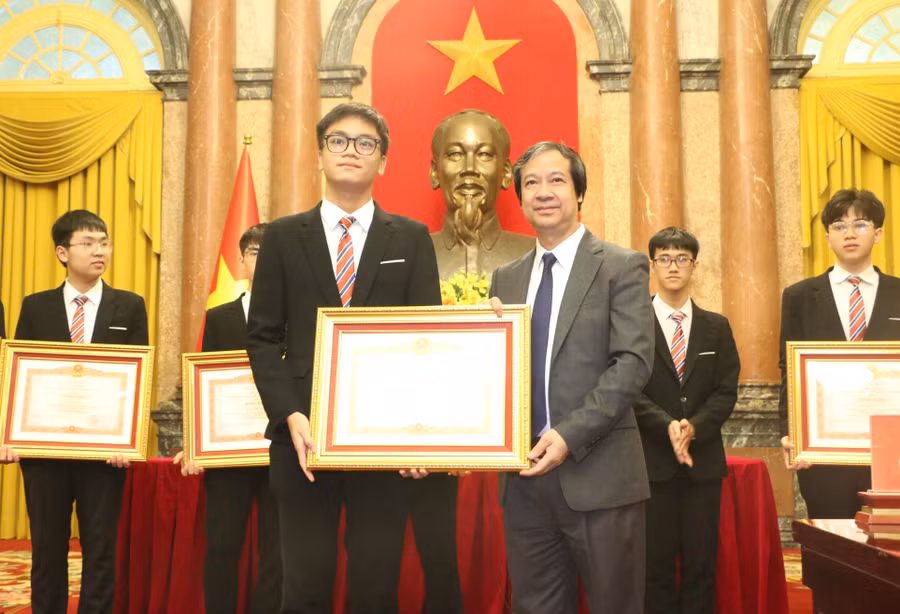 Bộ trưởng Bộ GD&ĐT Nguyễn Kim Sơn trao bằng khen của Thủ tướng Chính phủ cho các học sinh. Bộ trưởng Bộ GD&ĐT Nguyễn Kim Sơn trao bằng khen của Thủ tướng Chính phủ cho các học sinh.