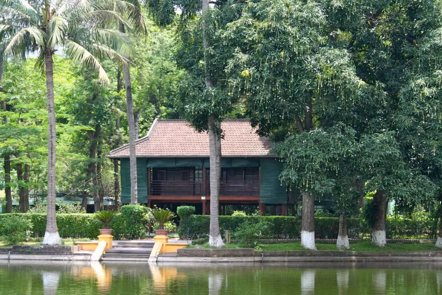 Ngôi nhà sàn đơn sơ trong Phủ Chủ tịch, nằm cạnh vườn cây, ao cá được xây dựng theo tâm nguyện của Bác.
