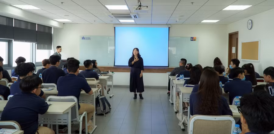 Học sinh lớp 12 tham quan và trải nghiệm môi trường học tập tại Trường Đại học Hoa Sen. Ảnh: HSU