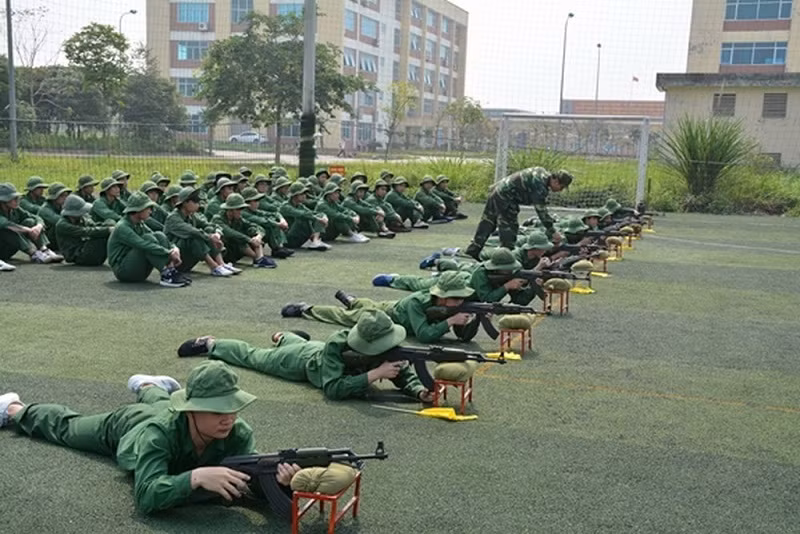 Sinh viên Trường Đại học Công nghiệp Hà Nội luyện tập bắn súng. Ảnh: INT