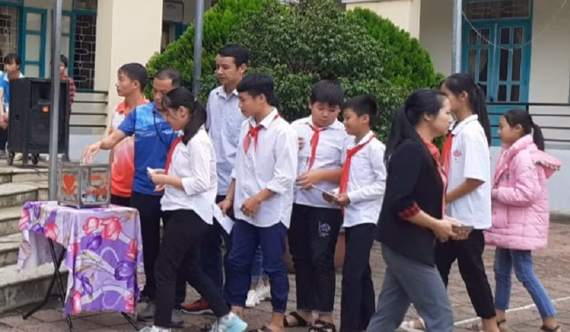 Tại Trường THCS Lay Nưa (thị xã Mường Lay) việc duy trì và phát huy hiệu quả “Quỹ bạn nghèo” từ nguồn đóng góp của giáo viên, học sinh nhà trường đã giúp nhiều em vượt qua khó khăn theo học.