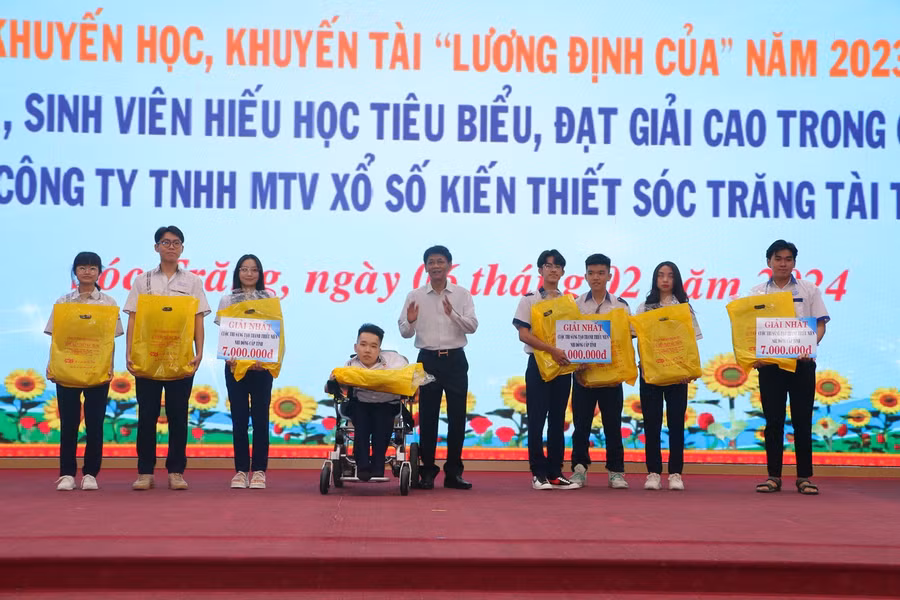 Ông Lâm Văn Mẫn - Bí thư Tỉnh ủy Sóc Trăng trao thưởng và học bổng cho các em học sinh.