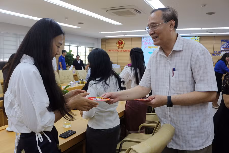 TS Nguyễn Thanh Dũng - Phó Hiệu trưởng lì xì may mắn cho lưu học sinh. TS Nguyễn Thanh Dũng - Phó Hiệu trưởng lì xì may mắn cho lưu học sinh.