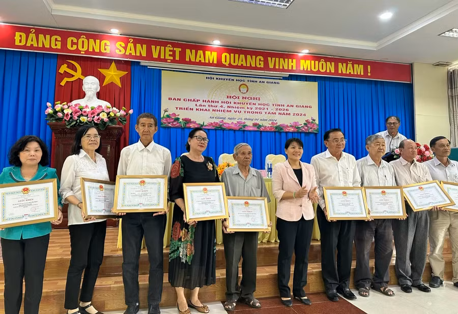 Sở GD&amp;ĐT An Giang trao khen thưởng các tập thể và cá nhân có thành tích xuất sắc trong công tác KH-KT.
