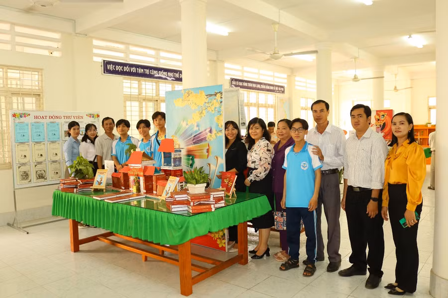 Tham quan các mô hình và trưng bày sản phẩm STEM. Tham quan các mô hình và trưng bày sản phẩm STEM.