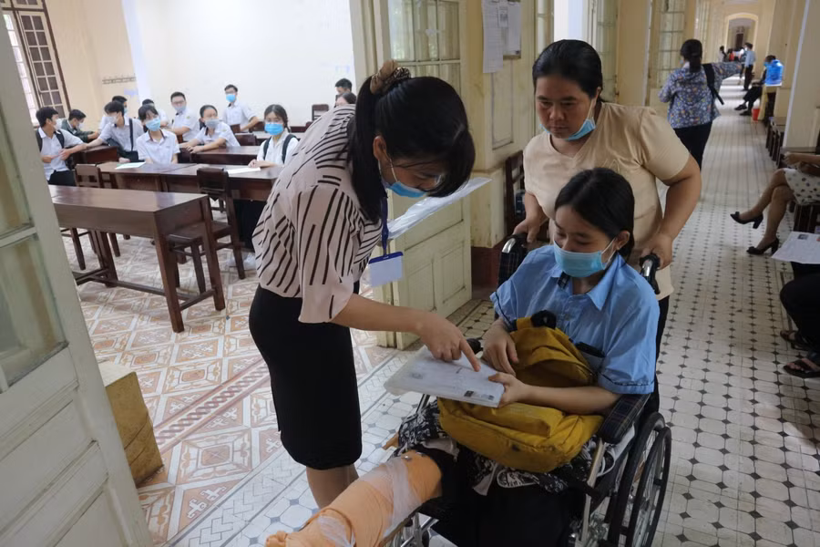 Mỗi phòng đều được bố trí giãn cách, mỗi người một bàn.
